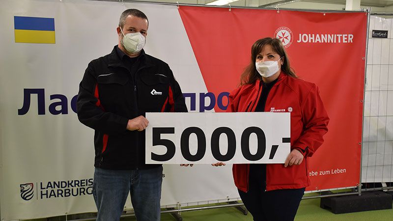 Heiko Grubert von der Rudolf Sievers GmbH überreichte Iryna Okay von den Johannitern symbolisch 5.000 Euro für die Notunterkunft im Helbach-Haus. | Foto: Johanniter