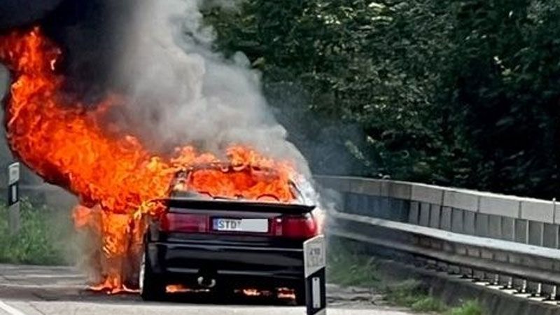 Dieser PKW fing auf der B73 bei Buxtehude an zu brennen. | Foto: Polizei