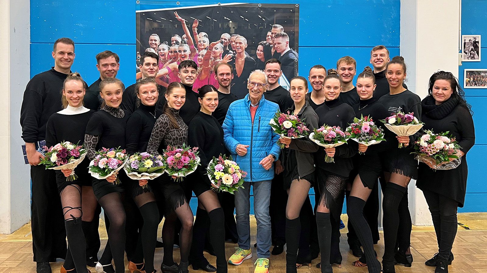 Inmitten der erfolgreichen Formationspaare: Der Blau-Weiss-Vorsitzende Arno Regtzky mit den deutschen Vizemeistern der Lateinformationen - nach Training erschöpft, aber schon wieder lächelnd. | Foto: Blau-Weiss