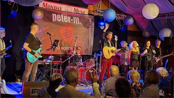 Die Tribute-Band Peter M. sorgte für beste Stimmung im Hörstener Dörphus. Foto: Ilka Teschner