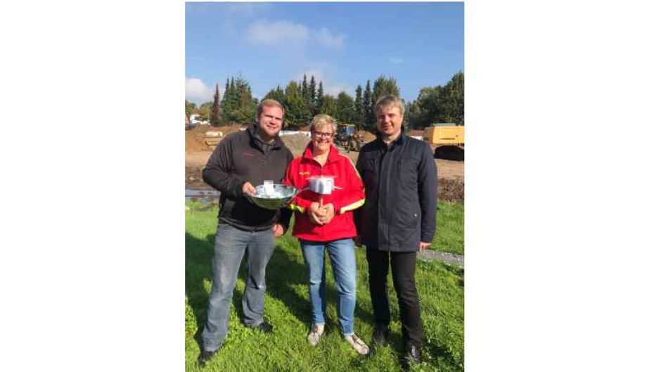 Sascha Niess Schwimmmeister, 1. Vorsitzende der DLRG-Ortsgruppe Tostedt Margret Holste, Dr. Peter Dörsam, Tostedter Samtgemeindebürgermeister | Foto: ein