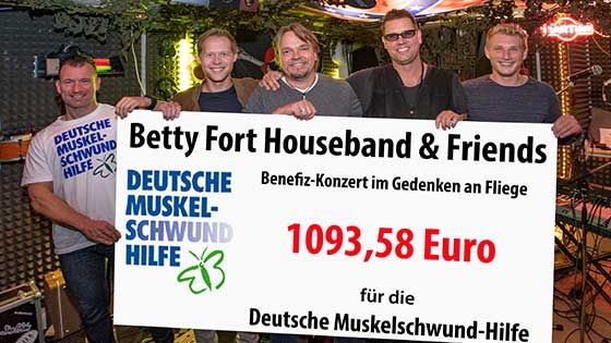 Die Betty Fort Houseband und Andreas Kaiser, (2. Vorsitzender HAA, links) freuen sich über die stolze Summe aus dem letzten Jahr für die Deutsche Muskelschwund-Hilfe. | Foto: Niels Kreller