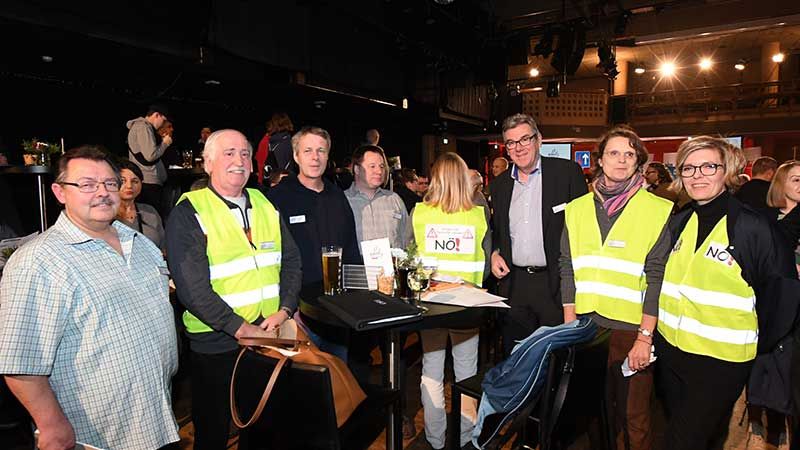 Sind mit dem Ergebnis in Sachen Ehestorfer Heuweg nicht zufrieden: Thomas Soltau vom Landhau Jägerhof (links) und Mitglieder der Bürgerinitiative aus den Dörfern. | Foto: Niels kreller
