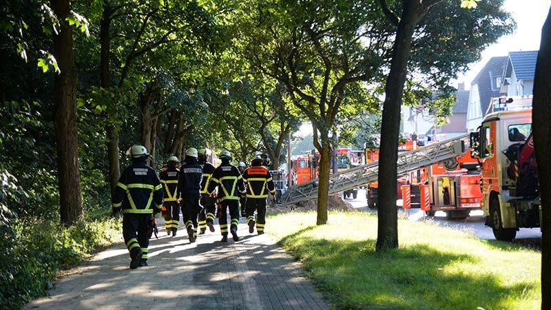 Wie hier bei einem (angemeldeten) Grillfeuer auf einem bewaldeten Privatgrundstück an der Cuxhavener Straße in Neugraben-Fischbek am Samstag rückt die Feuerwehr oftmals mit einem Großaufgebot an. | Foto: André Lenthe Fotografie
