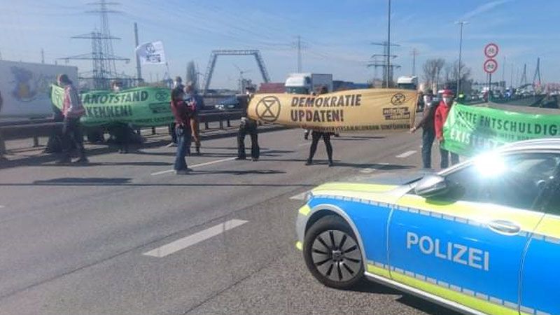 Die Klimaschützer von Extinction Rebellion protestierten auf der Köhlbrandbrücke. | Foto: HamburgNews