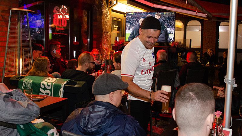 Im Bierbrunnen in der Lämmertwiete schenkte Wirt Ricardo Neves während des Stadtderbys fleißig Bier aus. | Foto: Sören Noffz
