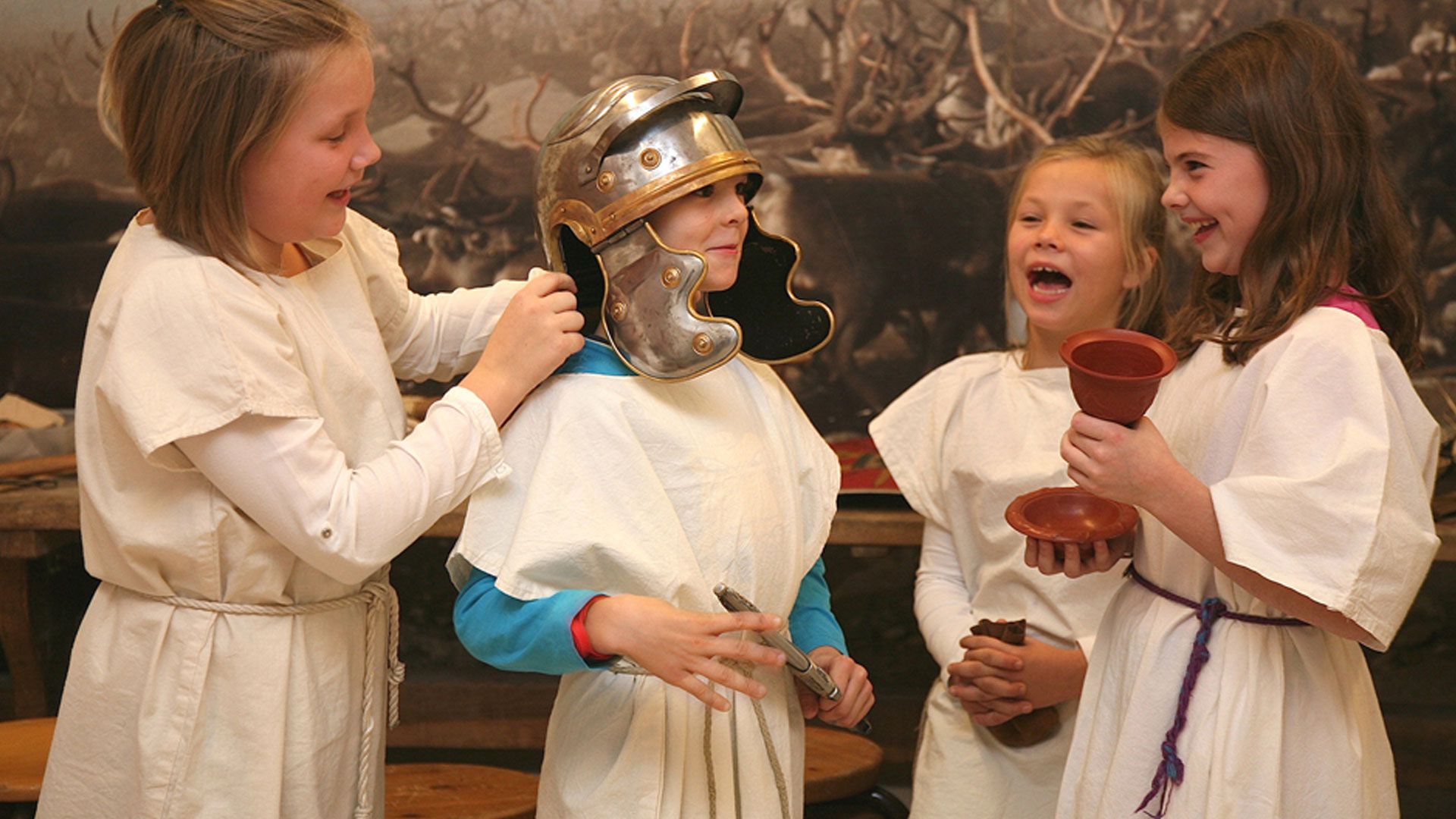 Bei der Langen Nacht der Museen können die Berucher im Archäologischen Museum Hamburg römische Spiele kennenlernen und Glück und Geschicklichkeit auf die Probe stellen. | Foto: AMH