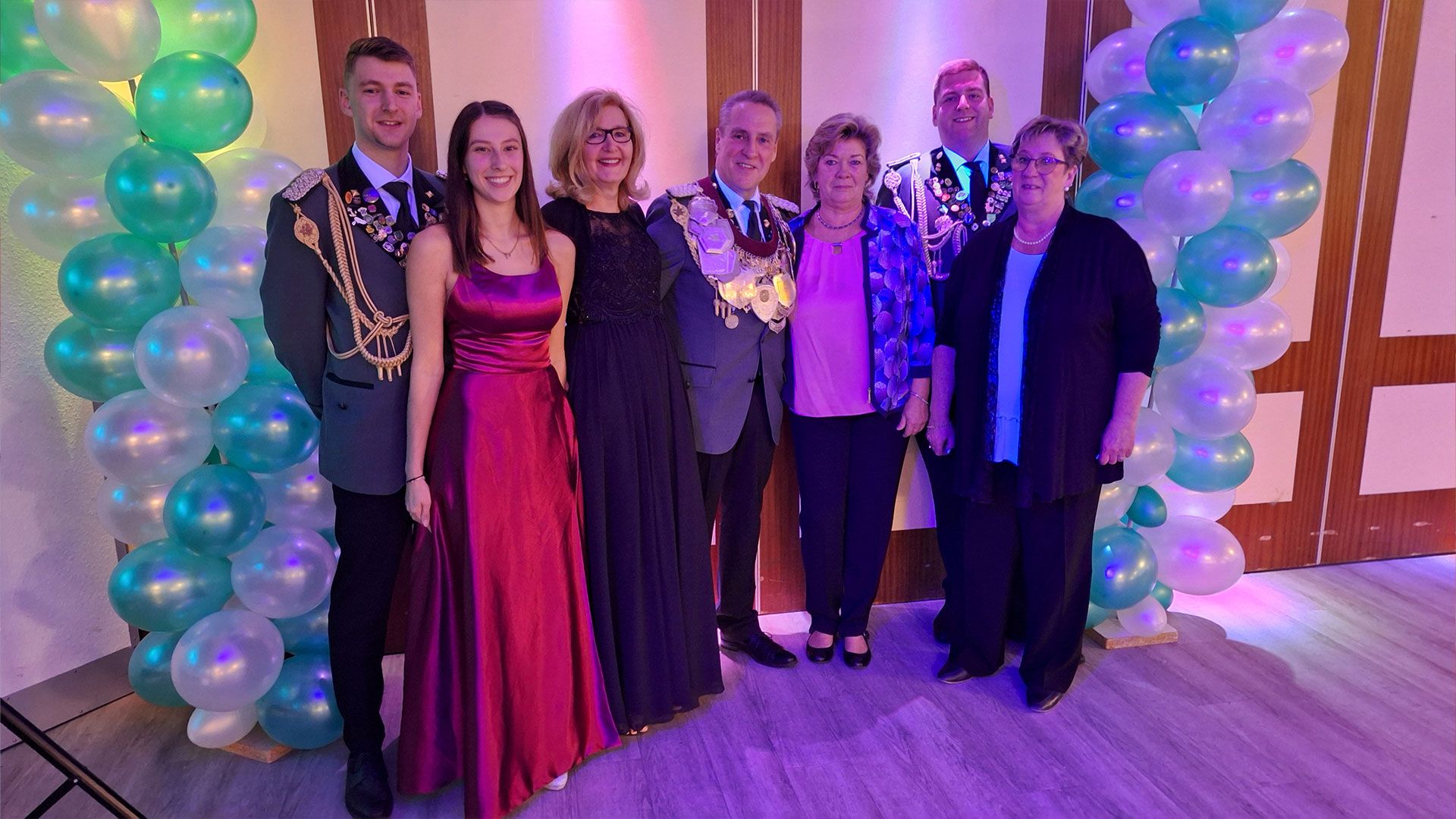 Die Hausbrucher Würdenträger: Adjutant Luca John (von links) mit Sarah Stienken, das Königspaar Martina und Michael John, Adjutanten-Frau Monika Dunckel, Adjutant Niklas Holst mit Claudia Holst. | Foto: SV Hausbruch/HHF