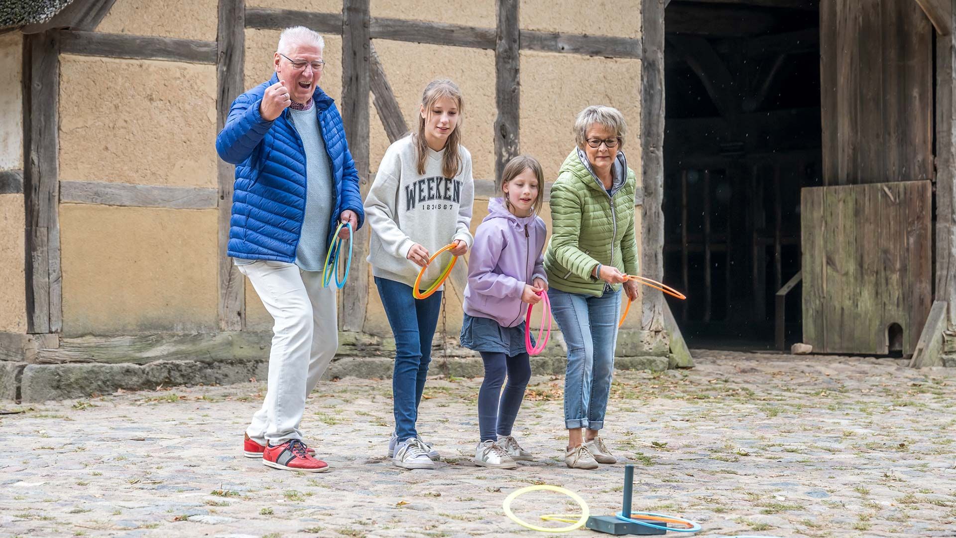 Ältere Menschen und ihre Familien finden beim Kreisseniorentag des Landkreises Harburg am Kiekeberg ein vielfältiges Programm. Foto: FLMK