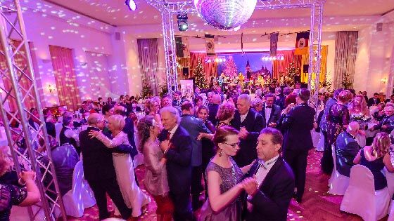 Sehen und gesehen werden: Die Tanzfläche im großen Saal. | Foto: Niels Kreller
