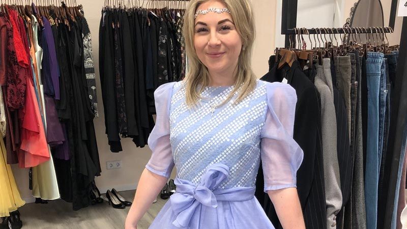 Als Eisprinzessin zum Karneval? Dieses Kostüm samt Diadem gibt’s im DRK-Shop „Schwester Henny“ am Harburger Ring 8-10. | Foto: DRK Hamburg-Harburg e. V.