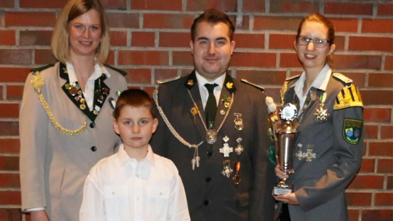 Die Sieger des Eröffnungsschießens: Victoria Prigge (von rechts, Verbandsorden und Spielmannszug-Pokal), Sebastian Wiegers (Zukunftsorden), Manon Klußmann (Fuchsorden) und Ronny Hogrefe (Lichtpunktgewehr Kinder). | Foto: ein