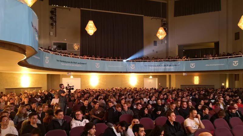 Bachelor-Erstsemester während der Semestereröffnungsfeier in der Friedrich-Ebert-Halle. | Foto: TUHH