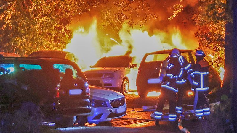 Sieben PKW standen in der Nacht in der Hohen Straße unter der Autobrücke der B75 in Harburg in Flammen. | Foto: HamburgNews