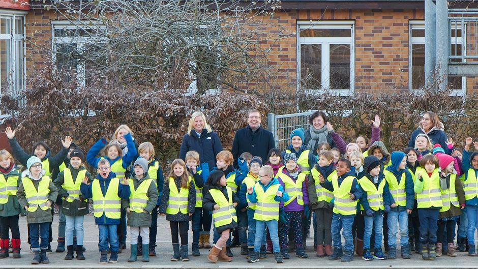 Jubel an der Buchholzer Heideschule. Mit den Kindern freuen sich Schulleiterin Corinna Vogt (hinten, von links) Erster Stadtrat Dirk Hirsch und Astrid Albers-Pestke. | Foto: Stadt Buchholz