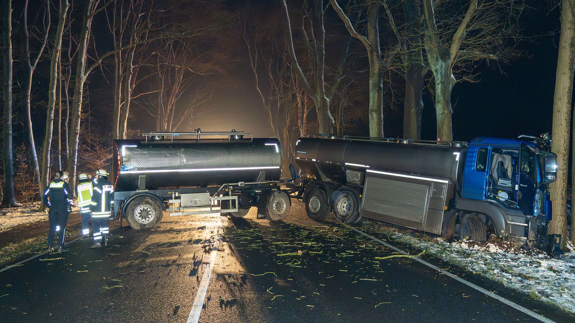 Am Sonnabendabend verunfallte der Milchtankwagen auf der B3 bei Wenzendorf. | Foto: JOTO