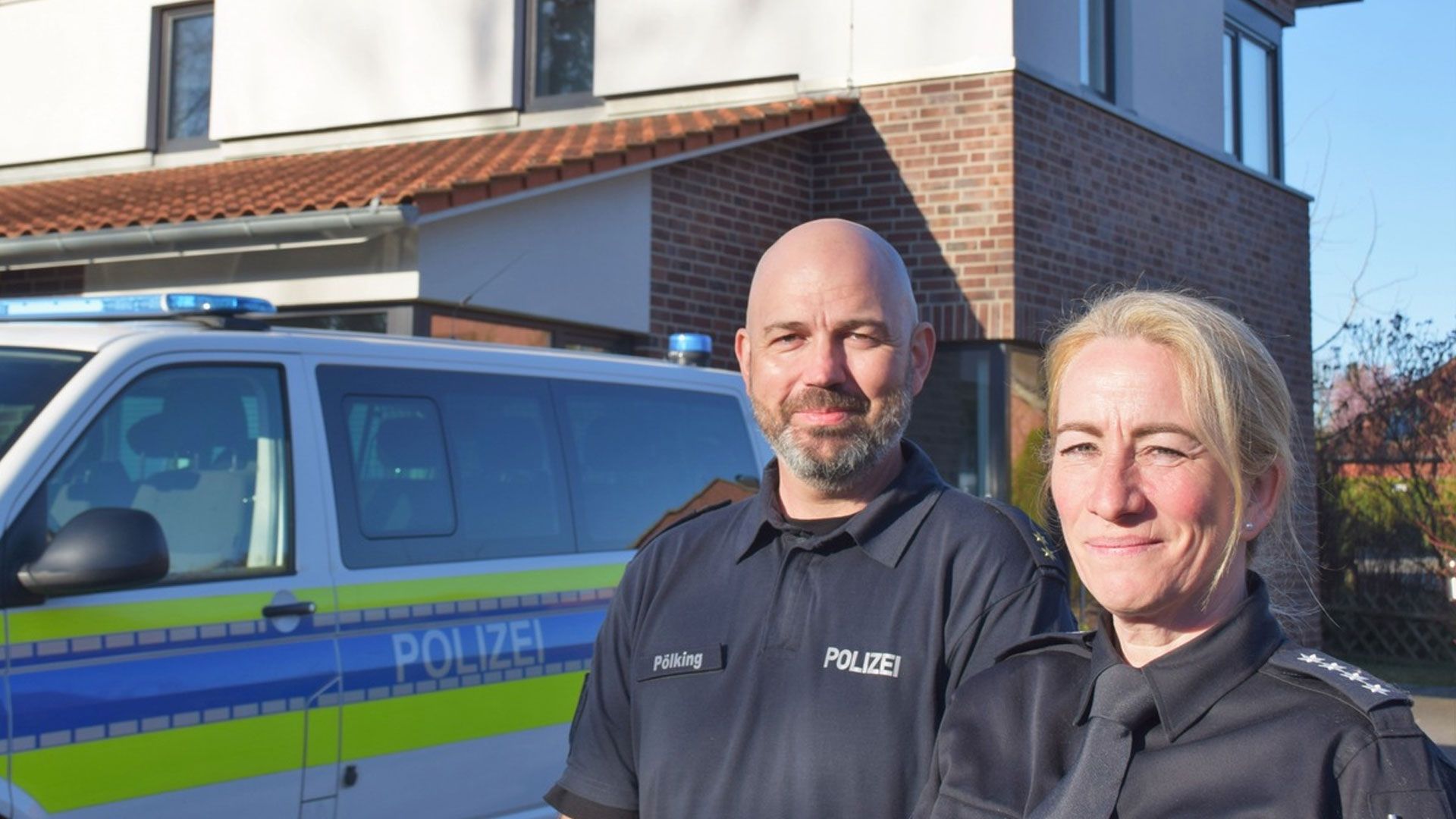 Waltraud Guse ist die neue Leiterin der Polizeistation Salzhausen. Polizeioberrat Sebastian Pölking gratulierte. Foto: ein