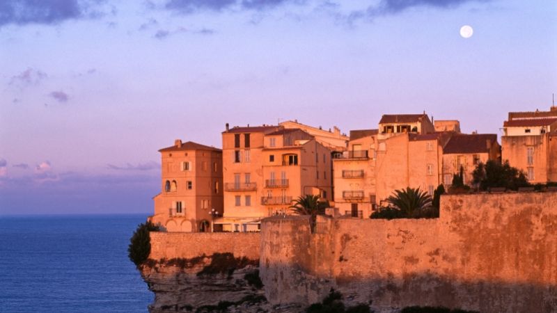 Korsika: Mond über Bonifacio. | Foto: ein