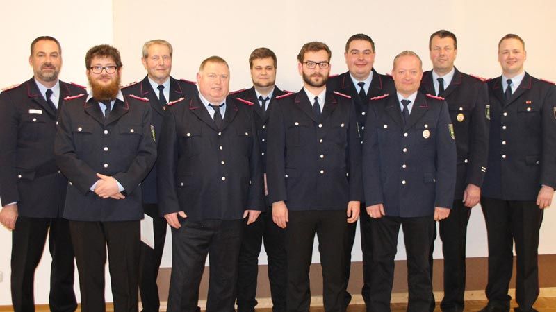 Seevetals Gemeindebrandmeister Rainer Wendt (links) und Ortsbrandmeister Clemens Cohrs (rechts) gratulierten allen Geehrten und Beförderten. | Foto: ein/Matthias Köhlbrandt