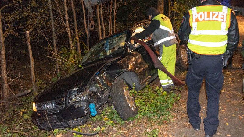 Der Audi wird aus dem kleinen Waldstück bei Emsen geborgen. | Foto: JOTO