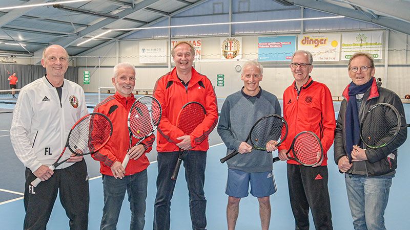 Die Tennis-Herren 60 des Harburger Turnerbunds freuen sich über Titel und Aufstrieg: Frank Lutsche, Jörg Becker, Rüdiger Loricke, Martín Ilker, Frank Holländer und Markus Eschweiler (v.l.n.r.). Es fehlen Claus Ohl und Claus Seebeck. | Foto: Niels Kreller