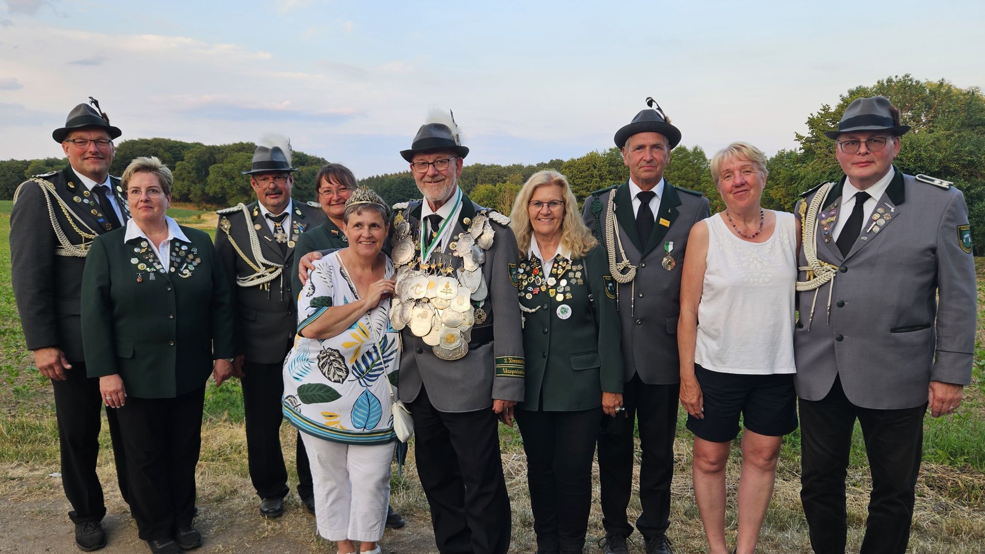 Die neue Königscrew: Adjutanten-Paar Jochen (von links) und Ulrike Matthies, Adjutanten-Paar Jörg und Annette Baumgarth, Königspaar Steffi „die Glückliche“ und Uli „der Kreuzfahrer“ Janssen, Adjutanten-Paar Birgit und Holger Knaack und das Adjutantenpaar Renate und Peter Küchenbecker. | SV Klecken