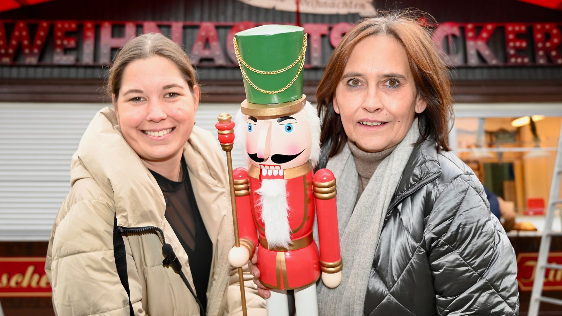 "Weihnacntsmarktvögtin" Anne Rehberg (links) und Louisa Knipschild von Harburg Marketing freuen sich auf den Harburger Weihnachtsmarkt. | Foto_ Lenthe-Medien