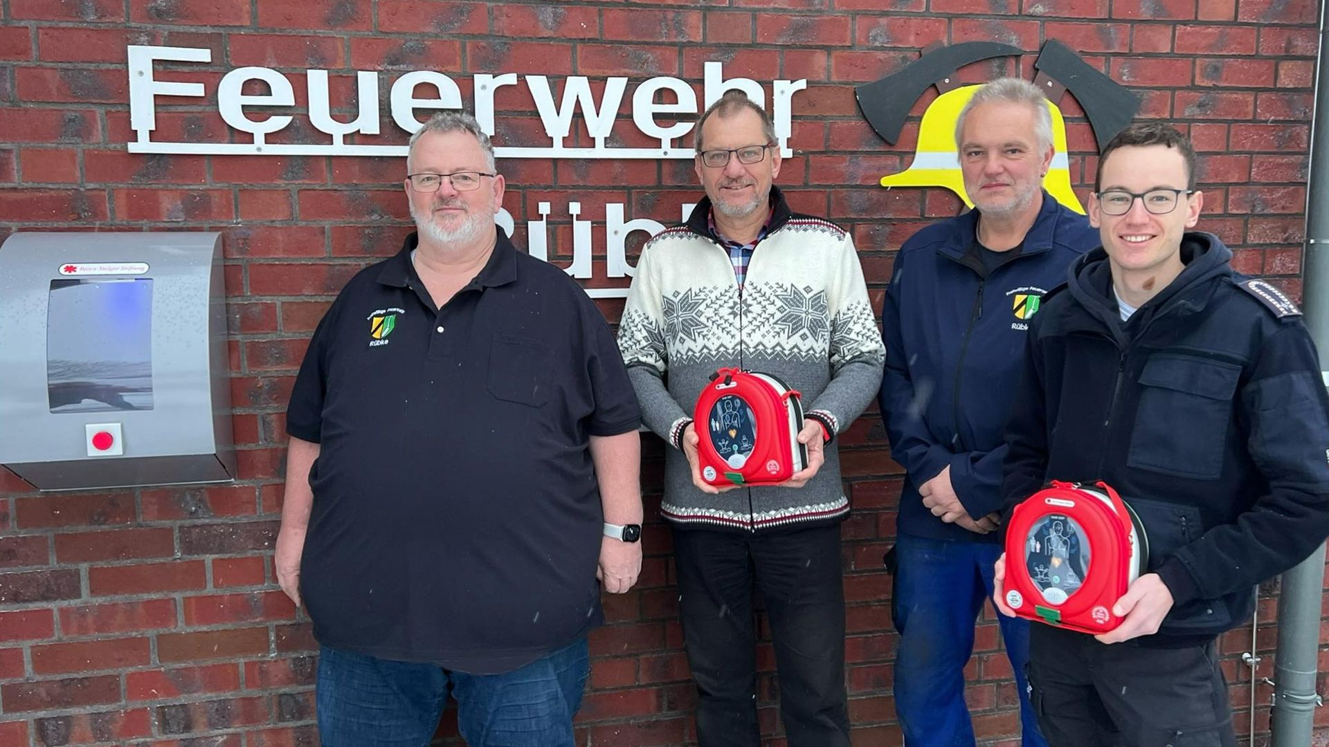 Mehr Sicherheit für Rübke: Dirk Ringel 8v.l.), Martín Schröder (1. Vorsitzender Förderverein der FF Rübke), Thorsten von Elling (Ortsbrandmeister) und Finn Ole Griehl (stellv. Ortsbrandmeister) freuen sich über die zwei neuen Defibrillatoren. | Foto: Feuerwehr Rübke