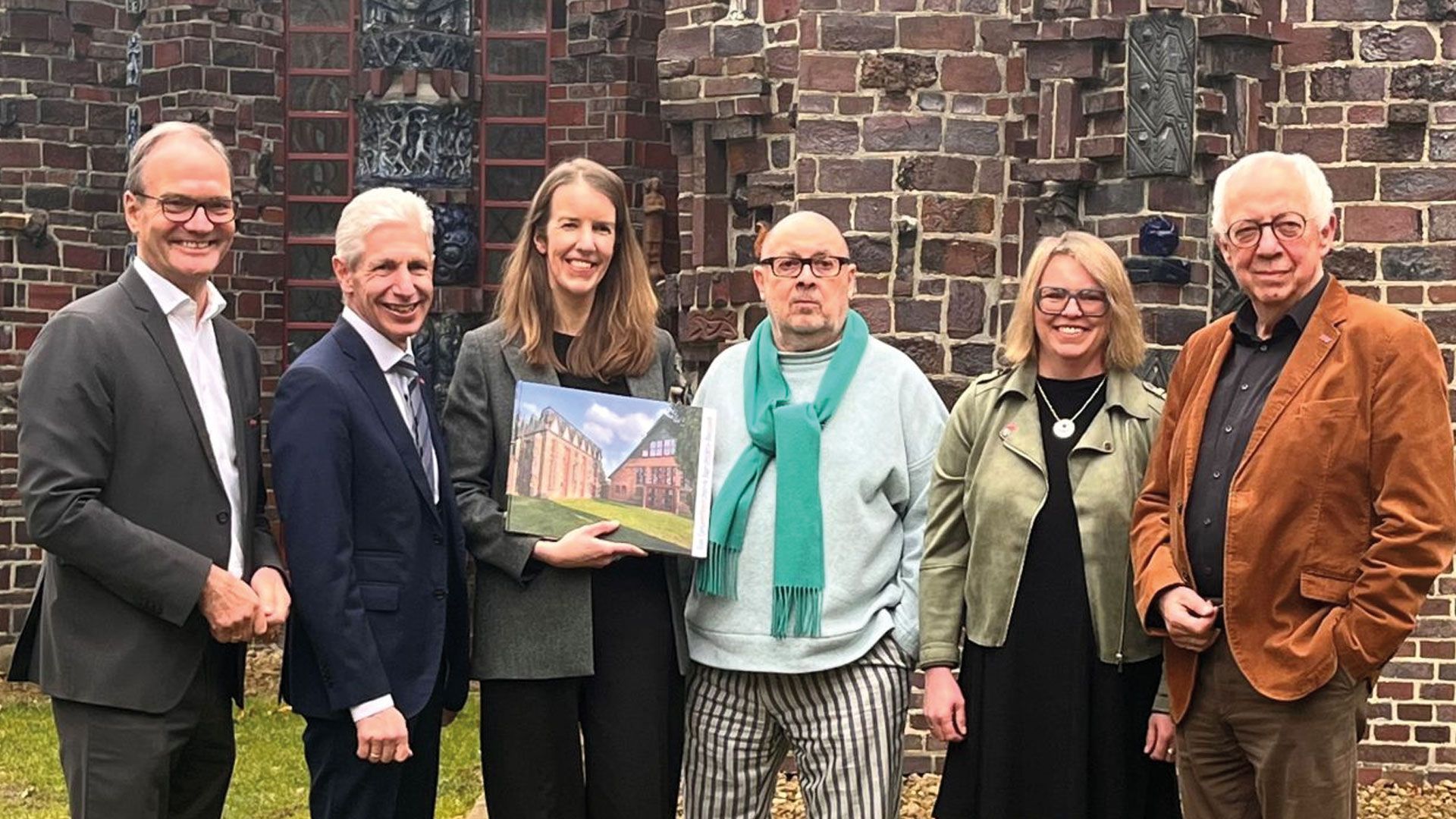 4. Freuen sich über die Veröffentlichung des Fotokunstbuches (v.l.n.r.): Hans-Heinrich Aldag (Kreistagsabgeordneter, Mitglied des Stiftungsrates Stiftung Kunststätte Johann und Jutta Bossard), Rainer Rempe (Landrat, Vorsitzender des Stiftungsrates Stiftung Kunststätte Johann und Jutta Bossard), Katharina Groth (Kuratorin, stellv. Leiterin Museum Kunststätte Bossard), Jürgen Müller (Fotograf), Heike Duisberg-Schleier (Leiterin Museum Kunststätte Bossard, Hans-Jürgen Börner (Gemeinderat Jesteburg, Mitglied im Stiftungsvorstand). | Foto: Museum Kunststätte Bossard