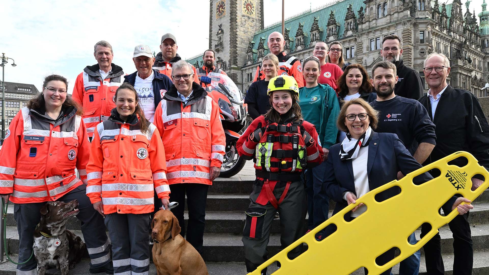 Am 5.9.2026 zeigt das DRK auf dem Rathausmarkt, wie breit das Rote Kreuz in Hamburg aufgestellt ist und wie seine Kräfte im Alltag und in Krisensituationen für die Menschen in der Stadt im Einsatz sind. Foto: DRK Hamburg/Michael Zapf
