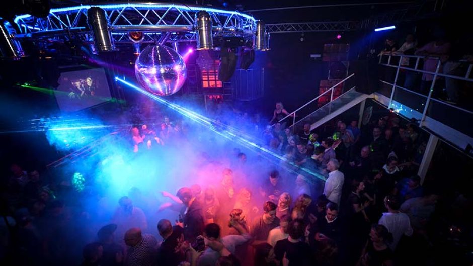Im Club Maschen wird unter der großen Discokugel gefeiert und getanzt.