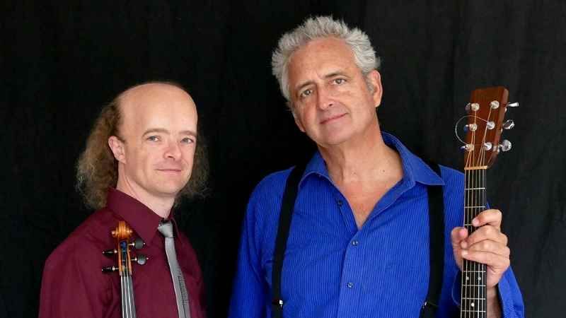 Als Folk-Duo mitreißend, aber auch auf Solopfaden und mit anderen Besetzungen hochklassig: der kanadische Geiger Ian Mardon (links, bekannt als „schnellster Fiddler in Deutschland“, aber auch klassischer Geigensolist) und der US-amerikanische Gitarrist Dylan Vaughn, der als weltenbummelnder Gitarren- und Mandolinenspieler verschiedenste musikalische Einflüsse in sich aufsog. | Foto: © Mardon&Vaughn