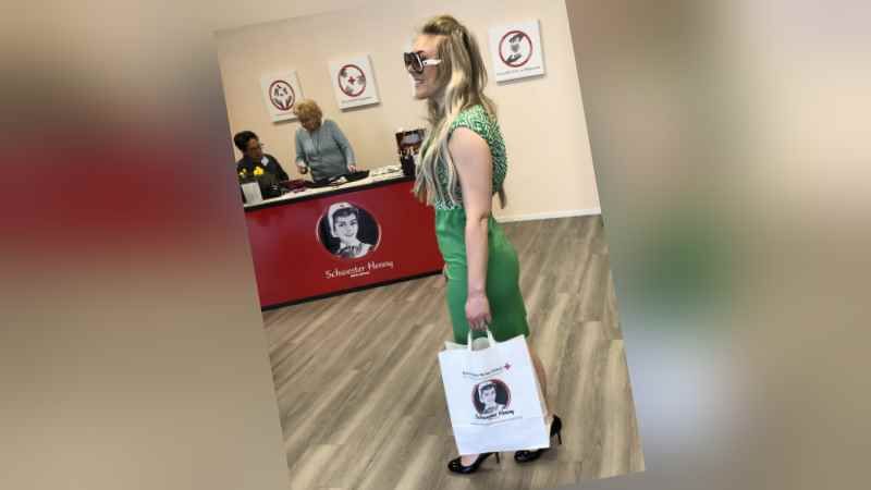 DRK-Mitarbeiterin Rosa Schlottau mit einem Kleid in der Trendfarbe Grün, das sie auch bei der Modenschau am verkaufsoffenen Sonntag bei „Schwester Henny“ präsentieren wird. | Foto: ein