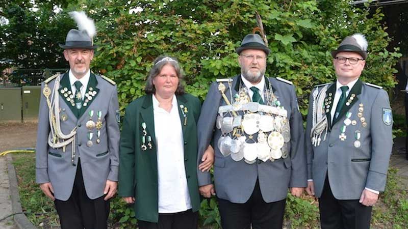 König „Stephan der Macher“ (2. von rechts) mit Frau Maike und den Adjutanten Carsten Brockmann (links) und Martin Adam. | Foto: ein
