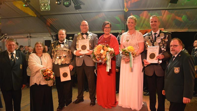 Die drei Erstplatzierten bei den Herren mit Partnern von links: Kreissportleiter Burghard Beecken, 2. Platz Stephan Sojka vom SV Fleestedt, Kreiskönig 2019/2020 Jens Ebeling vom SV Eckel, 3. Platz Frank Lemmermann vom SV Holvede und Kreissportleiter Eckhard Heinsen. | Foto: ein