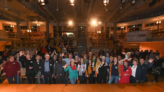 Die Mitglieder des Harburger Integrationsrates, Sozialsenatorin Dr. Melanie Leonhard, Vertreter der Parteien und des Bezirksamtes sowie alle Teilnehmer der 10. Harburger Integrationskonferenz im Rieckhof freuen sich auf ein „Zusammenleben in Vielfalt“ in Harburg. | Foto: Niels Kreller