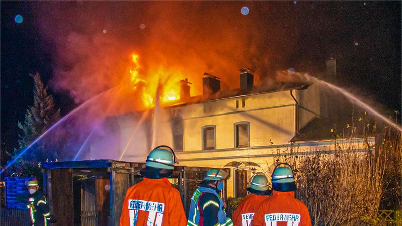 Nach einem Feuer in einem Mehrfamilienhaus in Marxen wird noch eine ältere Bewohnerin vermisst. | Foto: JOTO