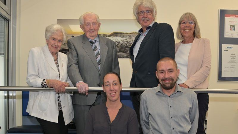 Von der Gründung bis heute: Drei Inhaber-Generationen der Schumacher GmbH feierten das 60. Jubiläum des Harburger Traditionshandwerkbestriebs. In der oberen Reihe: Die Gründer Ursula und Heinrich Schumacher, Reiner und Cornelia Schumacher, vordere Reihe: Christine Rose und Thomas Schumacher.