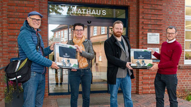 Taschenübergabe: Dirk Bürger (Buchholz fährt Rad, von links), Stadtradeln-Star Frauke Petersen-Hanson, Sebastian Moises (vertritt Stadtradel-Star Holger Blenck, IGS) und der Buchholzer Radverkehrsbeauftragte Maximilian David Müller. | Foto: Stadt Buchholz