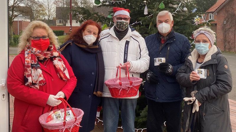 Angelika Tumuschat-Bruhn (von links, Ortsbürgermeisterin Maschen/Horst/Hörsten), Ljudmila Schnar (Erzieherin im Village), Ingo Huss (Team Seniorenbetreuung) mit den Eheleuten Engel aus Horst, die mit zu den ersten Beschenkten gehörten. | Foto: Gemeinde Seevetal