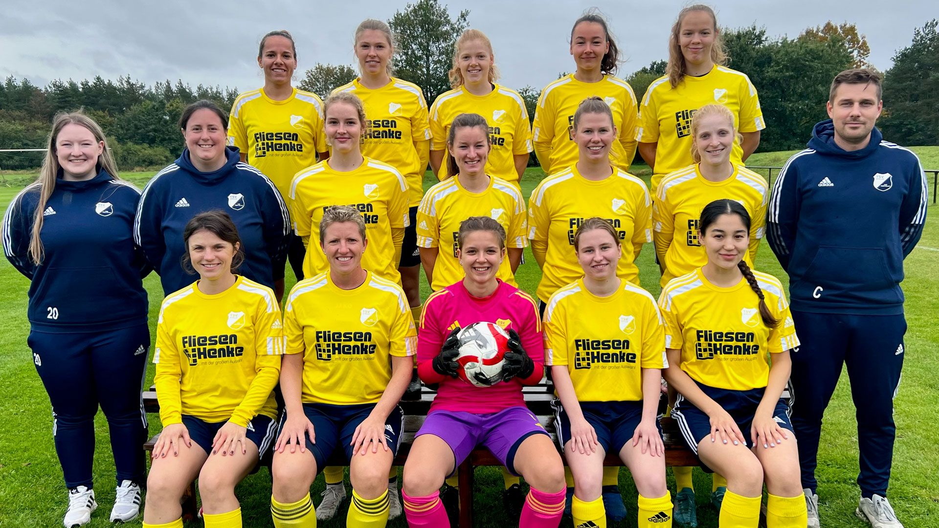 Beim Turnier in Jesteburg dabei ist auch das Team des TSV Stelle: Hinten: Lara Warpaul (von links), Jana Dittmann, Anika Prüfer, Marie Kriekhahn, Josephine Fröhling, Mitte: Vanessa Verwohl (von links), Sina Reinmüller (Co-Trainerin), Julia Wiechmann, Wiebke Winkler, Dana Sievers, Alina Prüfer (C) und Nils Matuszczak (Trainer). Vorn: Ruby Matuszczak (von links), Karina Eckhoff, Sina Ehrhorn, Emily Kiel und Rominar Nadir Ali. Es fehlen: Franziska Schröder, Larissa Wentzien, Lilly Werner, Stella-Marie Löbentrau, Vanessa Kahlsdorf, Victoria Metzler, Rebecca Rugo und Ruven Gläser (Co-Trainer). | Foto: ein