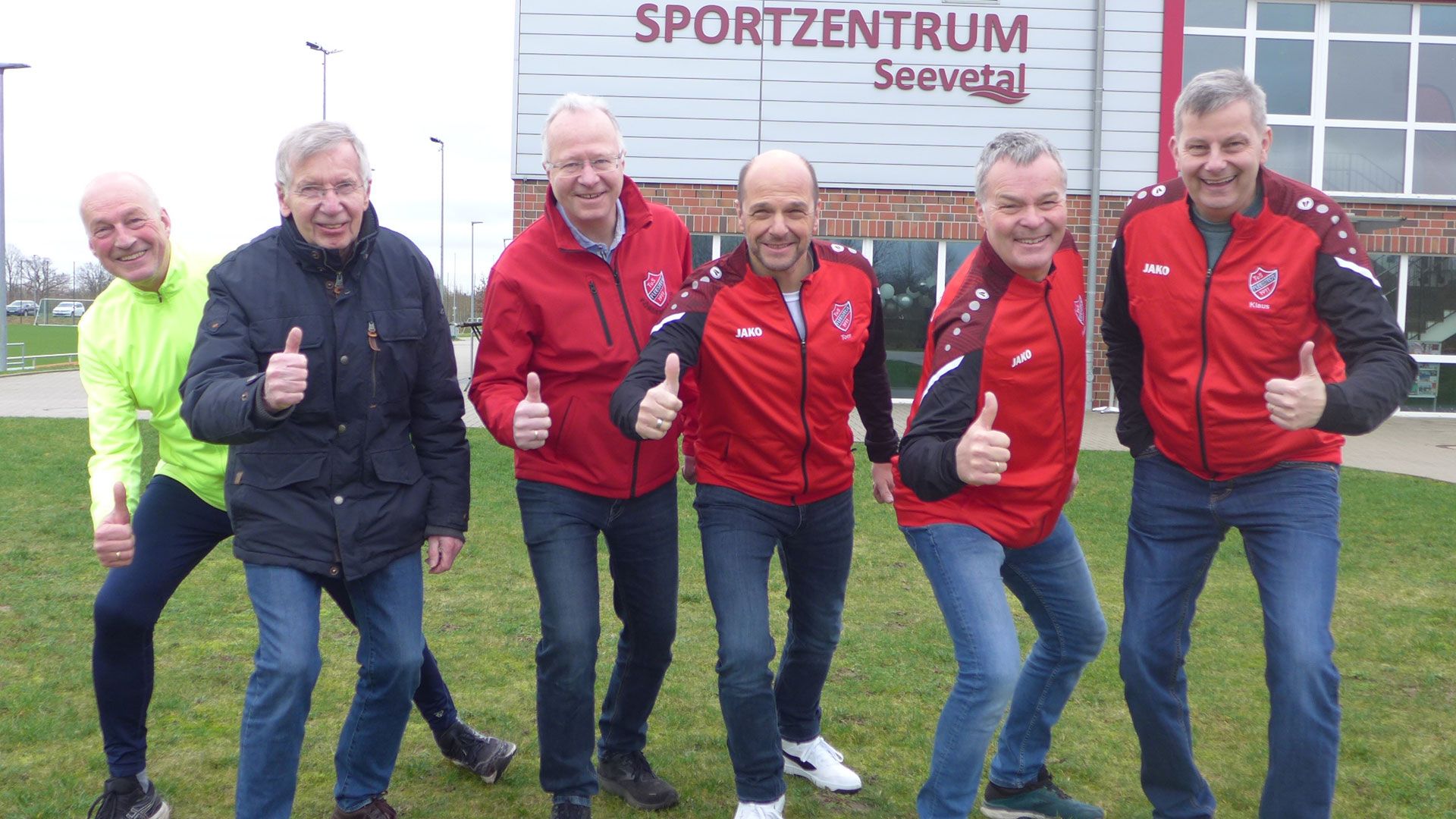 Im Zieleinlauf – Svend Bädker, Wolfgang Brauer, Martin Rohte, Thomas Bernhard, Frank Meier und Klaus Stender bereiten den ersten 6h-Lauf in Fleestedt vor. Auch mit dabei sind Jesse und Luc Heeckt sowie Frank Quassowsky, die allerdings auf dem Foto fehlen. | Foto: U. Vergin