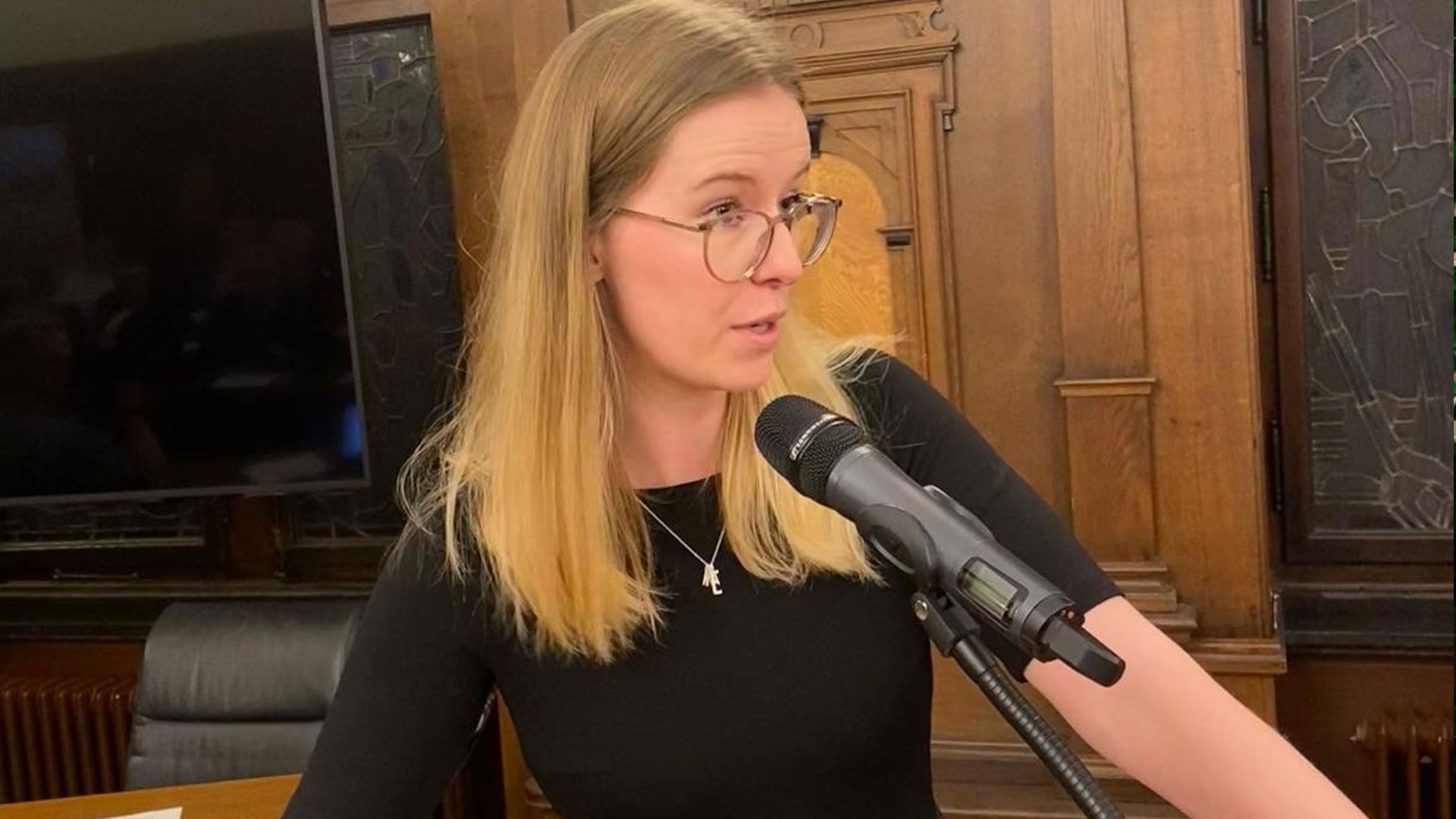 Mit einer bewegenden Rede verabschiedete sich Viktoria Isabell Ehlers aus der Harburger Bezirksversammlung. | Foto: Niels Kreller