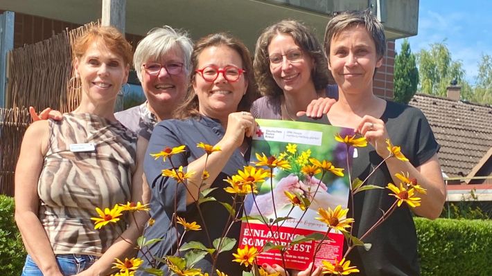 Die Organisatorinnen des DRK-Hospizes für Hamburgs Süden um Leiterin Britta True (2.v.l.) freuen sich auf möglichst viele Besucherinnen und Besucher beim bunten Sommerfest am 5. September.  Foto: DRK Hamburg-Harburg