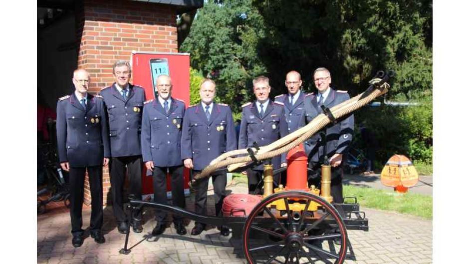 Über die Ehrungen bei der Feuerwehr Ehestorf/Alvesen freuen sich Hans-Joachim Prigge (von links), Axel Krones, Winfried Wittke, Hans-Werner Renk, Vize-Kreisbrandmeister Torsten Lorenzen, Gemeindebrandmeister Stephan Wilhelmi und Ortsbrandmeister Carsten Heitmann. | Foto: ein