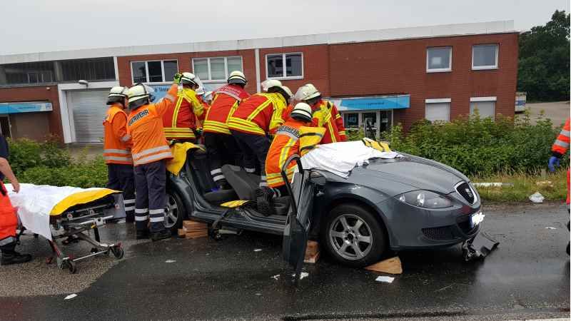 Bei diesem Unfall in Hittfeld rettete die Feuerwehr zwei Personen aus einem Pkw. | Foto: ein