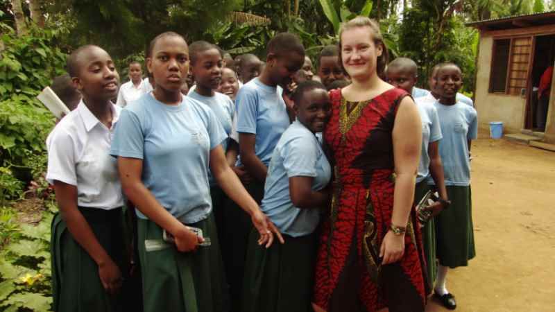 Anabel Marquardt mit Schülern der 10. Klasse (form 3) der Makomu Secondary School. | Foto: ein