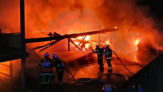 Sechs PKW standen in den frühen Morgenstunden am Donnerstag in Eißendorf in Flammen. | Foto: HamburgNews
