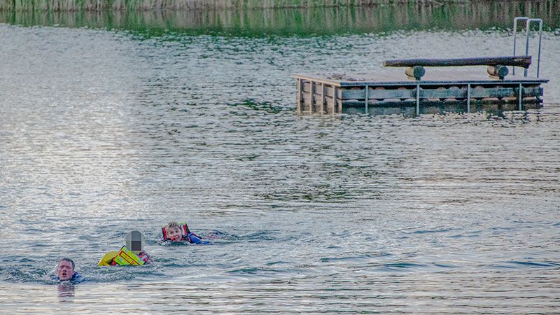 Die beiden DLRG-Rettungsschwimmer bringen den Jugendlichen sicher zurück vom Ponton ans Land. | Foto: JOTO