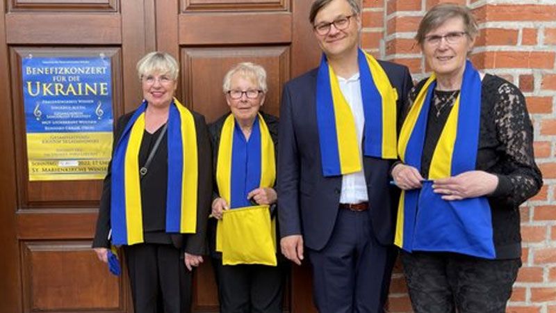 Freuen sich über das erfolgreiche Benefizkonzert zugunsten der Ukraine: Anke Kukutz (von links), Waltraut Köhnke, Chorleiter Kristof Skladanowski und Christa Filter. | Foto: Ulrich Raatz